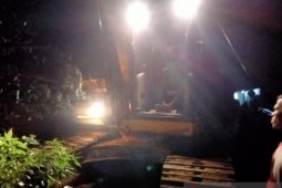 Longsor timbun jalan lintas barat Riau-Sumbar, lalu lintas lumpuh total