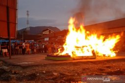 Tak dengar diingatkan, NNB Sipagimbar angkat paksa dan bakar 4 meja judi ikan-ikan