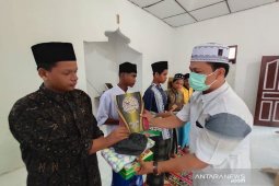Jurnalis santuni anak yatim Aceh Timur