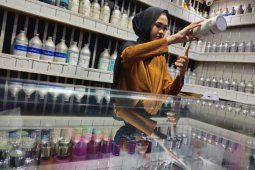 Minyak wangi laris manis jelang lebaran di kota Calang