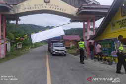 Ratusan kendaraan dipaksa putar balik di perbatasan Banggai