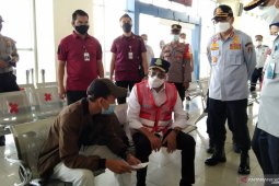 Belasan calon penumpang diitolak masuk  terminal di masa larangan mudik