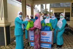 PT ASDP Batulicin bagikan paket lebaran untuk duafa