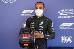 Lewis Hamilton merayakan 'pole position' ke-100