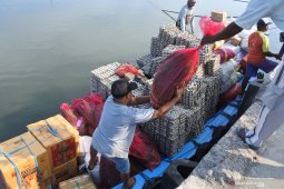 Distribusi Sembako ke Pulau Madura