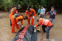 Seorang pria terhantam balok saat seberangi sungai, tenggelam dan ditemukan tewas.