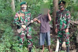 Warga menyerahkan 10 pucuk senjata api ke Satgas Pamtas RI-Timor Leste