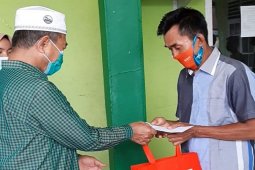 Wabup Merangin serahkan "kadeudeuh"  buat Pasukan Oranye