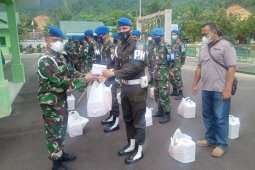 Personel Denpom 1/2 Sibolga terima bingkisan Lebaran