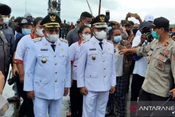 Bupati dan Wakil Bupati Wondama disambut dengan ritual adat