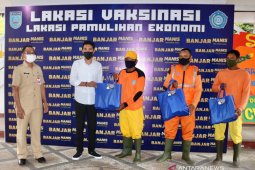 Bupati serahkan bantuan paket lebaran petugas kebersihan