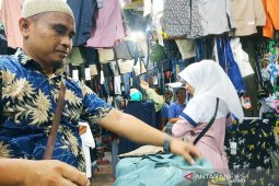 Penyekatan perbatasan berkah bagi pedagang pakaian
