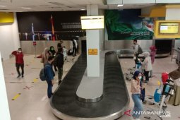 Sejumlah "porter" Bandara Jambi pilih beralih jualan kue saat larangan mudik