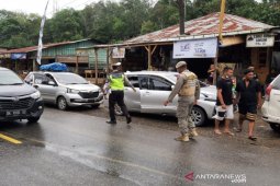 Dari Pos Penyekatan Pal XI Tapsel, petugas putar balik enam mobil pribadi