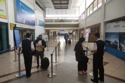 Penumpang  di Bandara Juanda terpantau sepi