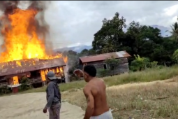 Dua rumah di Puring Kencana batas RI-Malaysia terbakar