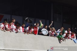 Ajax sulap trofi Liga Belanda jadi cendera mata bagi suporter