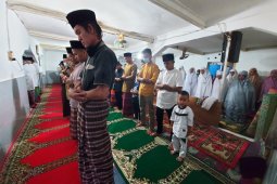 Sekitar 100 Jamaah Tarekat Naqshabandiyah Padang rayakan Idul Fitri