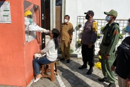 Belasan pekerja migran asal Kediri jalani isolasi sebelum diizinkan pulang