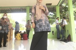 Gusti guru muda penikmat seni yang menginspirasi para siswa