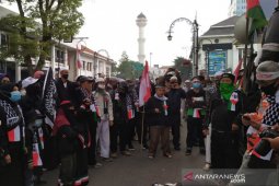 Aliansi Umat Islam Jabar gelar aksi kutuk serangan Israel ke Palestina di depan Gedung Merdeka