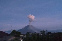 Gunung Sinabung dua kali  semburkan abu vulkanik setinggi 1.000 meter