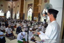 Wabup Batola shalat Id di Masjid Agung Al-Anwar