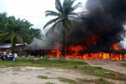 Kebakaran hanguskan empat unit bangunan di Belitang Hulu