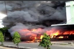 Sebuah warung bakso terbakar di Tebing Tinggi