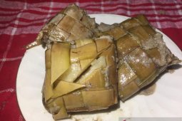 Ketupat santan jadi menu wajib lebaran di Kubu Raya