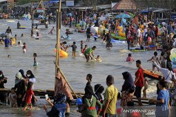 Wisata pantai Karangsong ramai pengunjung