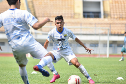Gelandang Persib Erwin tetap latihan saat libur Lebaran