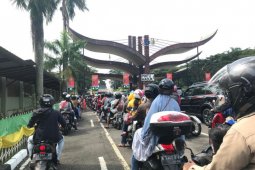 Pengunjung TMII membeludak, akses pintu masuk sempat ditutup