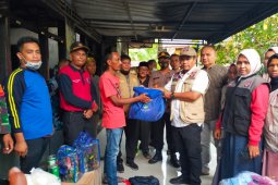 Dinsos Aceh Besar Serahkan Bantuan Masa Panik Korban Kebakaran di Kuta Baro