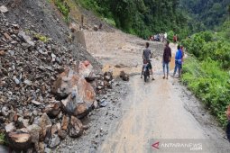 Longsor tutupi jalan Provinsi Kotanopan - Ulu Pungkut