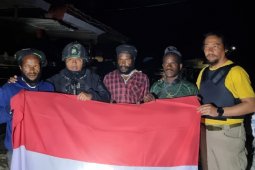 Tiga anak buah Lekagak Telenggen menyerahkan diri ke Yonif 715 MTL
