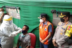 Dua orang arus balik ditemukan positif COVID-19 di pos Kedungwaringin Bekasi