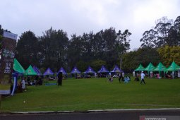 UMKM buka stand  di area pintu masuk kebun raya saat libur hari raya