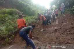 Longsor timbun jalan provinsi di Rejang Lebong