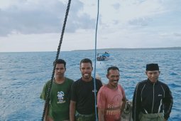 Empat warga  ditemukan terombang-ambing di laut