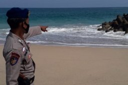 Seorang wisatawan terseret ombak Pantai Tambakrejo Blitar berhasil diselamatkan