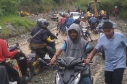 Usai terputus  akibat longsor, jalur Padang - Solok Selatan kembali lancar