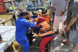 Perahu dayung yang ditumpangi empat petani tersapu angin dan terbalik, dua orang meninggal dunia