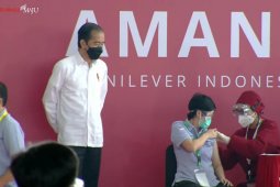 Presiden tinjau pelaksanaan vaksinasi COVID-19 pada pekerja di Bekasi