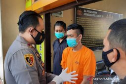Seorang perempuan cantik lolos dari maut kendati mendapat sejumlah tikaman pisau di tubuhnya