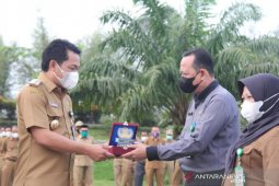 Bupati Balangan Abdul Hadi berikan penghargaan terhadap 22 ASN