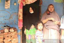 Hindari banjir, wanita hamil sembilan bulan di Bogor panjat genting