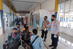 Terminal Kota Sukabumi kembali beroperasi, petugas pantau penerapan prokes