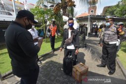 Tim Gabungan Kota Denpasar cek identitas pendatang di Pelabuhan Benoa (video)