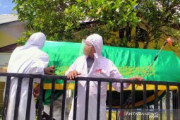 Keranda pun diusung untuk sampaikan bahaya COVID-19